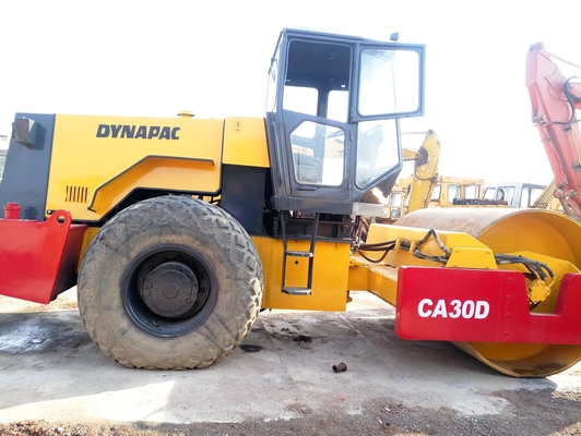 Fundamentenbouw met Dynapac CA30D wegroller en staalwiel met één trommel
