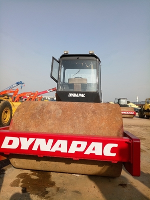 Fundamentenbouw met Dynapac CA30D wegroller en staalwiel met één trommel