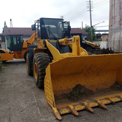Gebruikte Komatsu WA320-5 voorlader met lage werktijden 0-2000 in goede staat