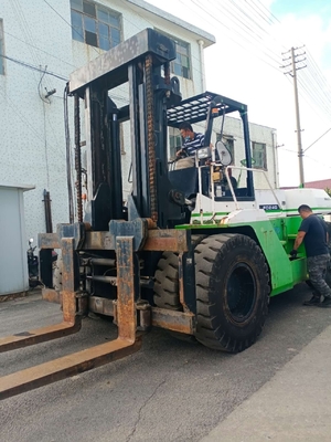 Zware vorkheftruck Komatsu FD240 magazijncontainer gebruikte vorkheftruck voor duurzaam