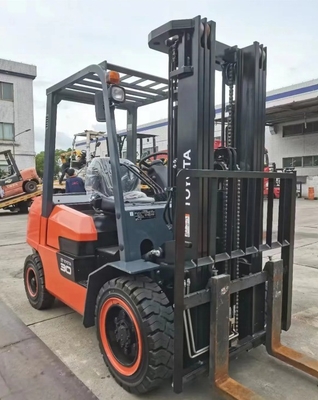 Tweedehands 3,5 ton 3 ton Dieselmotor Vorklift TOYOTA 35 30 voor het tillen van magazijncontainers