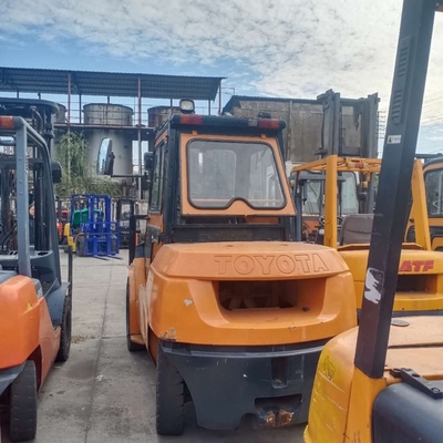 Tweedehands 5 ton diesel motor vorklift TOYOTA 50 voor het tillen van magazijncontainers