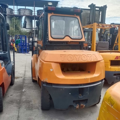 Tweedehands 5 ton diesel motor vorklift TOYOTA 50 voor het tillen van magazijncontainers