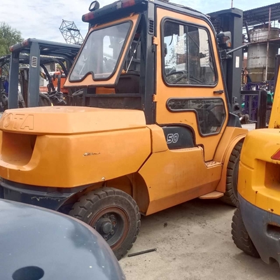 Tweedehands 5 ton diesel motor vorklift TOYOTA 50 voor het tillen van magazijncontainers