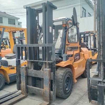 Tweedehands 5 ton diesel motor vorklift TOYOTA 50 voor het tillen van magazijncontainers