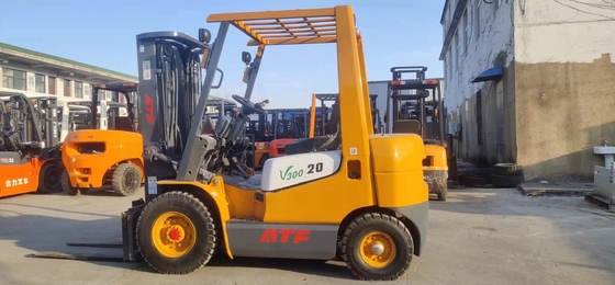 Kleine hefmachine 3 TON elektrische vorkhefmachine met 0-2000 werkuren in goede staat