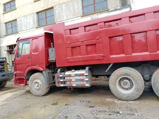 Gebruikte dumptruck HOWO 375 met originele verf en EPA-motor uit Japan bij Restaurant
