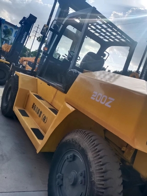 20 ton diesel vorklift KOMATSU FD200 voor containerverwerking in bouwmaterialenwinkels