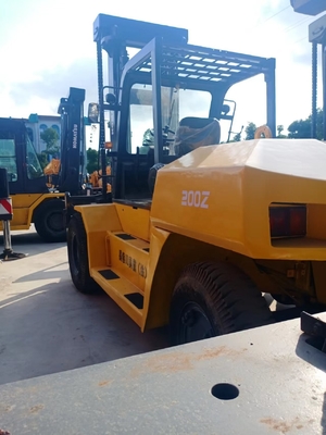 20 ton diesel vorklift KOMATSU FD200 voor containerverwerking in bouwmaterialenwinkels