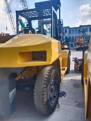 20 ton diesel vorklift KOMATSU FD200 voor containerverwerking in bouwmaterialenwinkels
