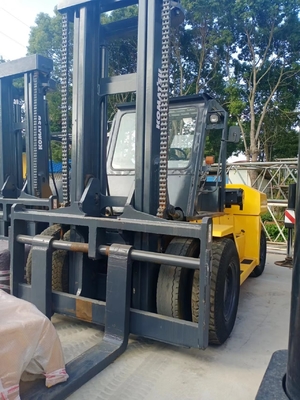 20 ton diesel vorklift KOMATSU FD200 voor containerverwerking in bouwmaterialenwinkels