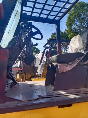 20 ton diesel vorklift KOMATSU FD200 voor containerverwerking in bouwmaterialenwinkels