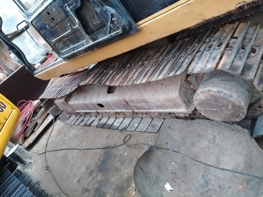 CAT E120B Tweedehands graafmachines Graver met hydraulische klep CAT en gele zwarte kleur