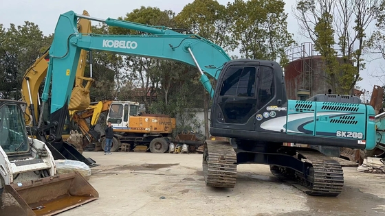 Gebruikte KOBELCO SK200 graafmachine met een emmercapaciteit van 1,1 m3 en een gewicht van 20000 kg in Shanghai