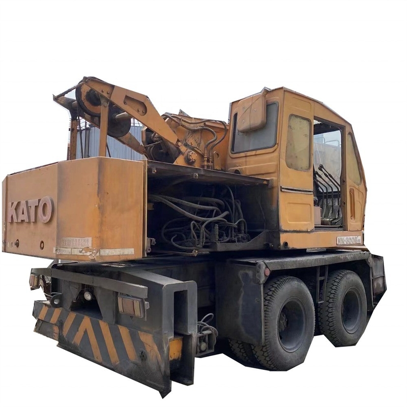Gebruikte Kato NK300E vrachtwagen kraan met maximaal 30 ton.