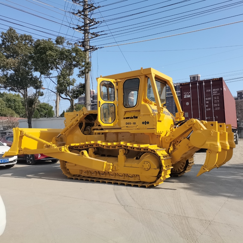 Tweedehands Komatsu D85 bulldozer met een machinegewicht van 20000 KG in goede staat