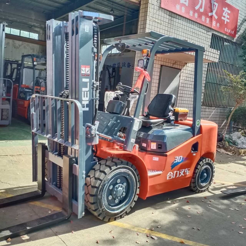 3 ton vorklift FD30 met 3 masten Automatisch/handmatig Gebruikt Japan Heli Uitstekende staat